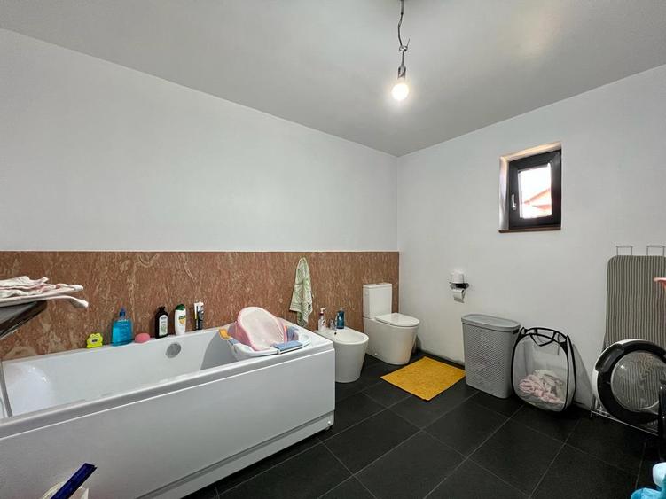 Casa noua 200mp cu teren 600mp finisata mobilata 250.000eur neg