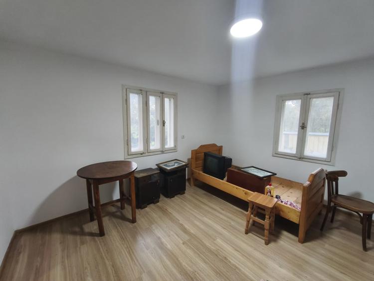 Casa individuala, 60mp, teren 3000mp, zona Padureni, Siret