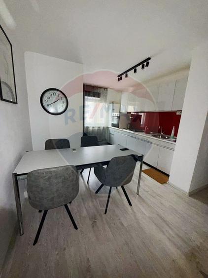 Apartament cu 4 camere de vânzare în zona 1 Mai