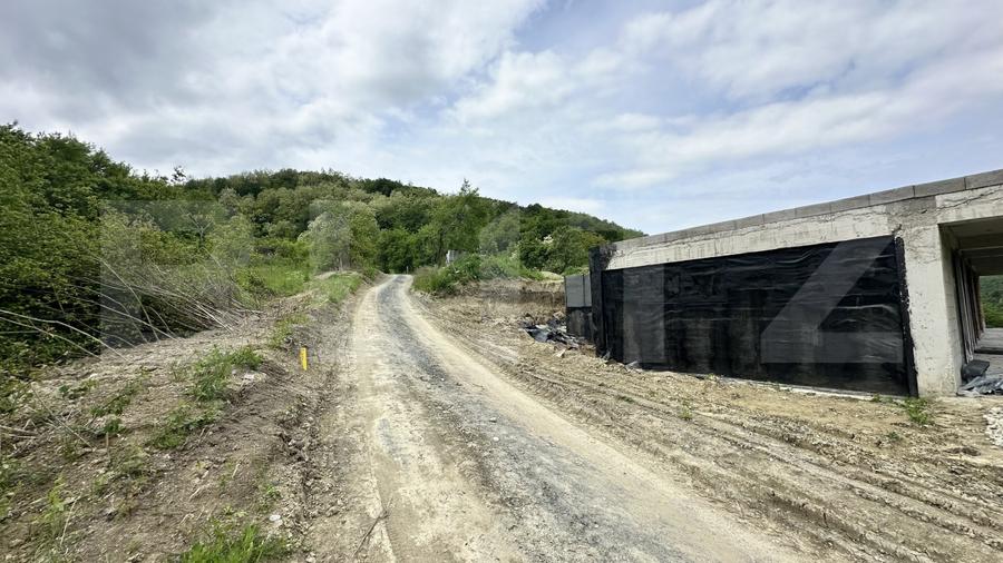 Casa la gri 159 mp, teren 16.418 mp, zona Dumbrăvița-Hunedoara
