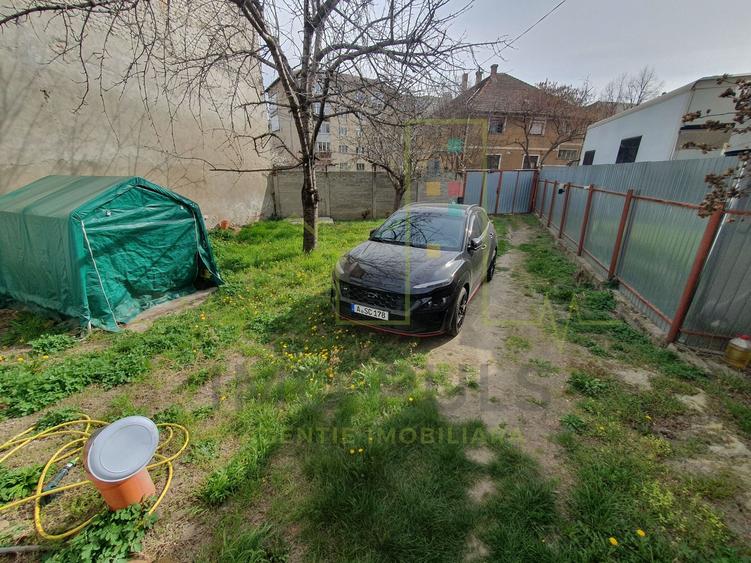Casa individuala. 2 fronturi de pe 2 strazi (fata-spate)