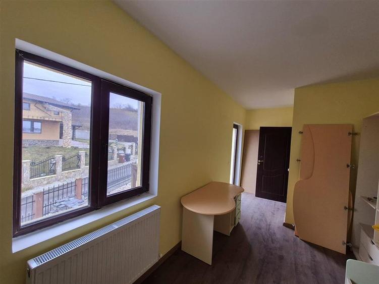 Casa de vanzare individuala cu garaj in Bucium