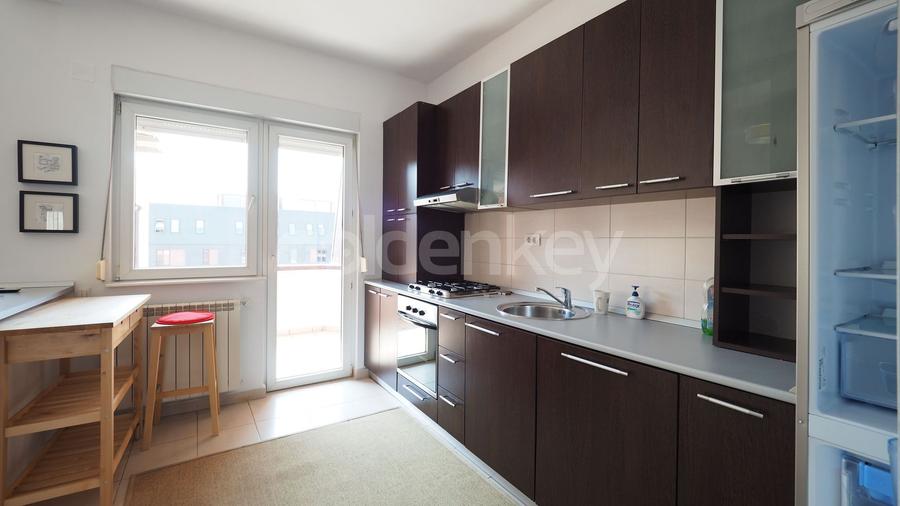 Apartament cu 3 camere mobilat, loc de parcare