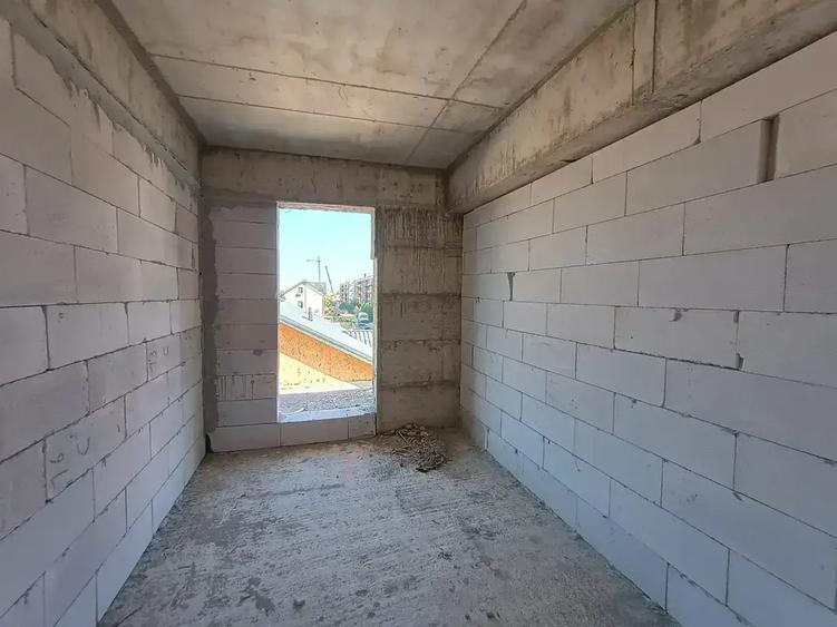 3 camere spațioase, 2 băi și balcon mare
