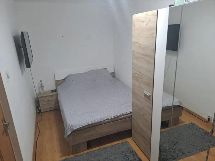Apartament cu 3 camere, etaj 1/4, zona Alexandru Cel Bun