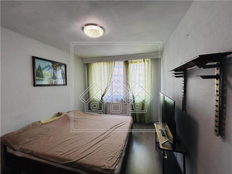 Ap semidecomandat, 2 camere, balcon inchis, 53 mp + 7 mp - M.Viteazu