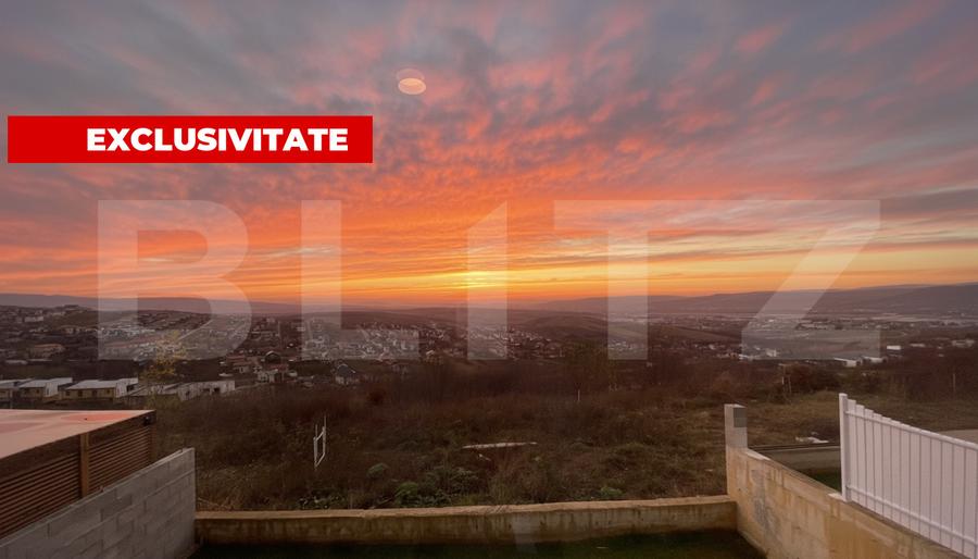 Casa pe calcan cu priveliste deschisa si compartimentare deosebita.