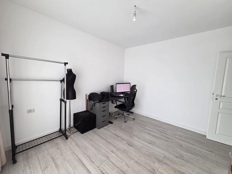 Apartament de vanzare, 3 camere, semidecomandat, 67 mp, Valea Adanca