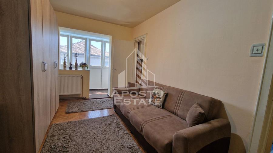 Apartament de vanzare cu 3 camere, centrala proprie, zona Dacia