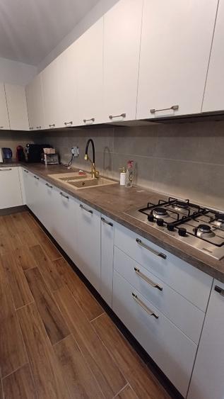 Vând apartament 2 camere 1/2, dotat și mobilat lux, boxă, 2 locuri de parcare
