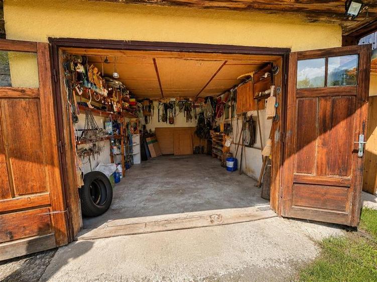 FILM! Casa traditionala,teren 3.274 mp, anexe,foisor,potential turistic,Bistra M