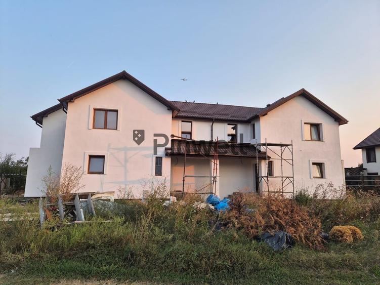Casa duplex cu 2 locuri de parcare