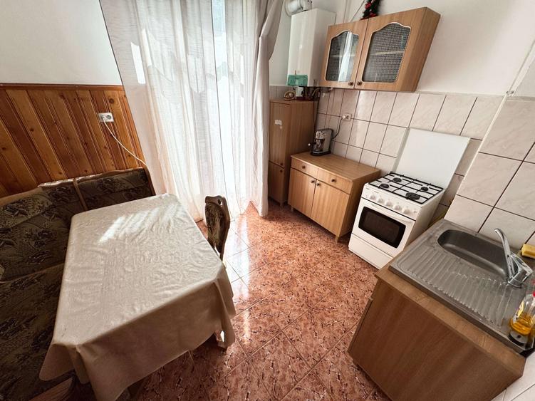 COPOU, langa Universitate, apartament 2 camere, spatios, decomandat, etaj 1