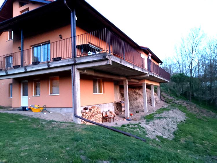Gospodarie, casa cu 5 camere si 8272 mp teren, in Oarda