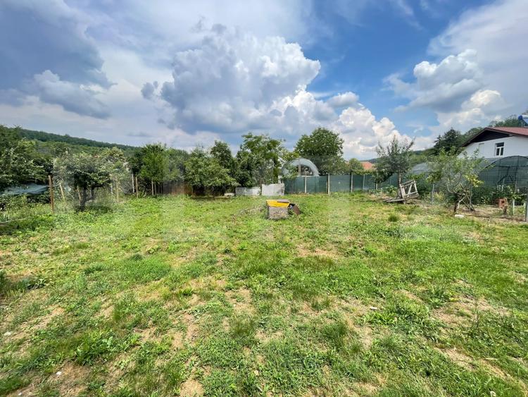 Casa 40 mp, teren 880 mp, zona Leamna de Sus