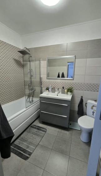 Apartament cu 3 camere, 59 mp, balcon, zona Teilor