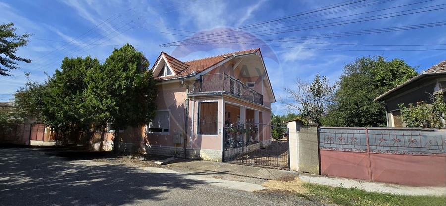 Casă cu etaj deosebită în Chișineu-Criș – un cămin creat cu suflet