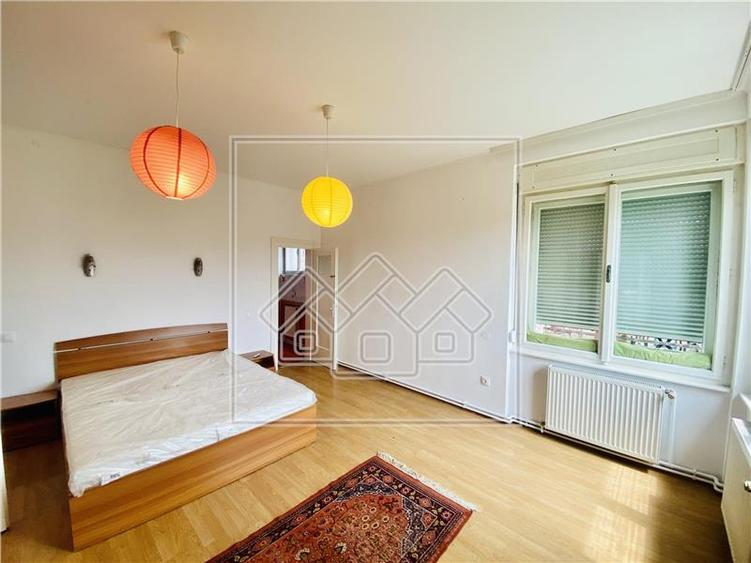 Apartament spatios, 4 camere, 2 bai, zona  Parcul Sub Arini