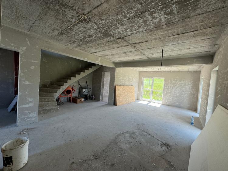 Duplex construit la standarde înalte de calitate la intrare in Corusu