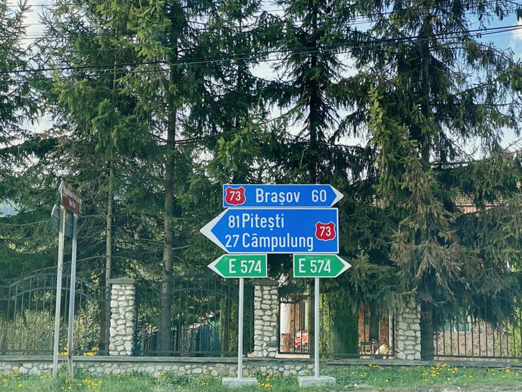 Teren panoramic însorit, utilități, panta mica si pădure, turism sau vacanță
