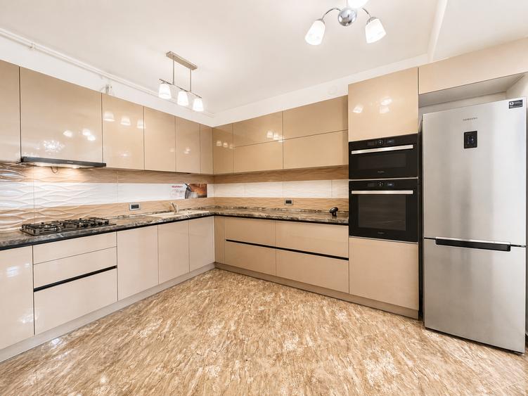 Proprietar 3 camere bucătărie mobilata utilată 82 mp include 2 parcari subterane