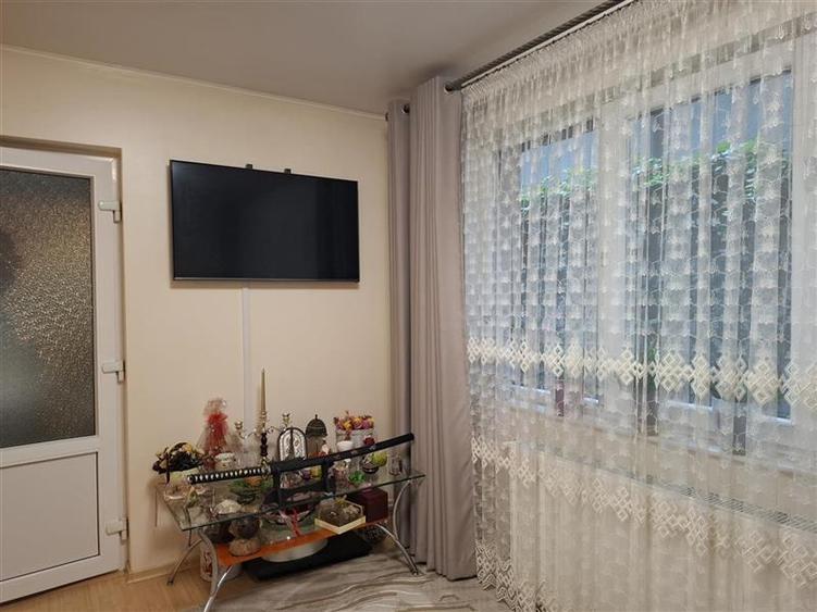 Apartament 2 camere, transformat in 3 camere, parter