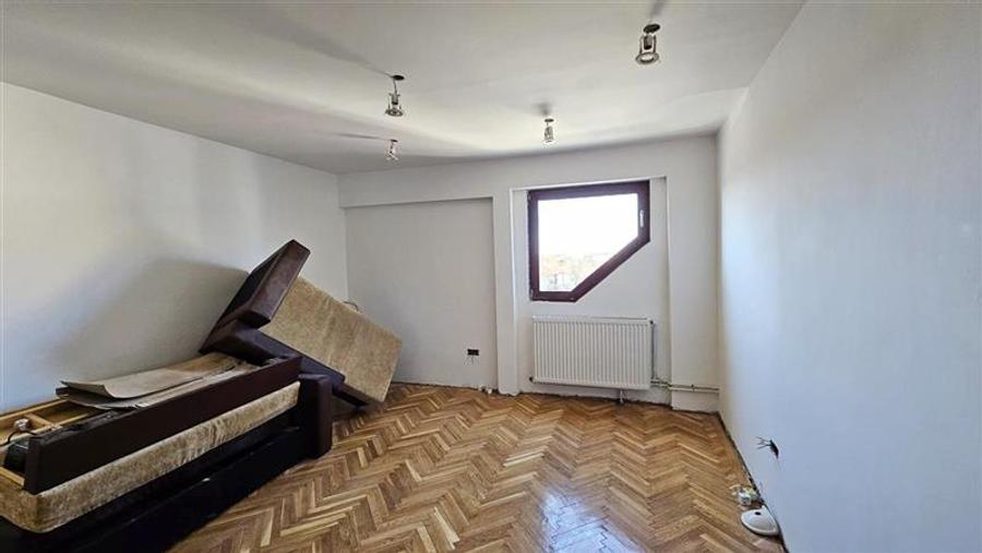 Apartament in asociatie, renovat, 6 cam 2 nivele cu garaj Elisabetin