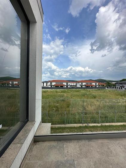 Casă individuală l 118 utili l 425 mp curte l Semifinisată l Florești