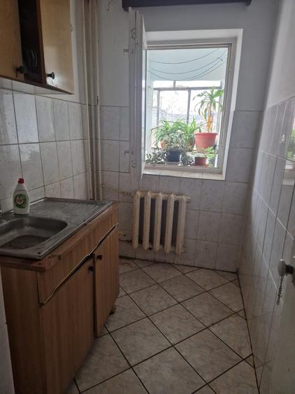 Garsoniera situata in zona Capat 1 , etaj 2 , decomandata