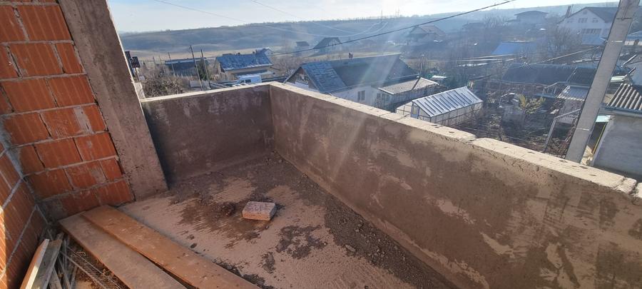 Casa noua cu etaj la intrare in Curtesti