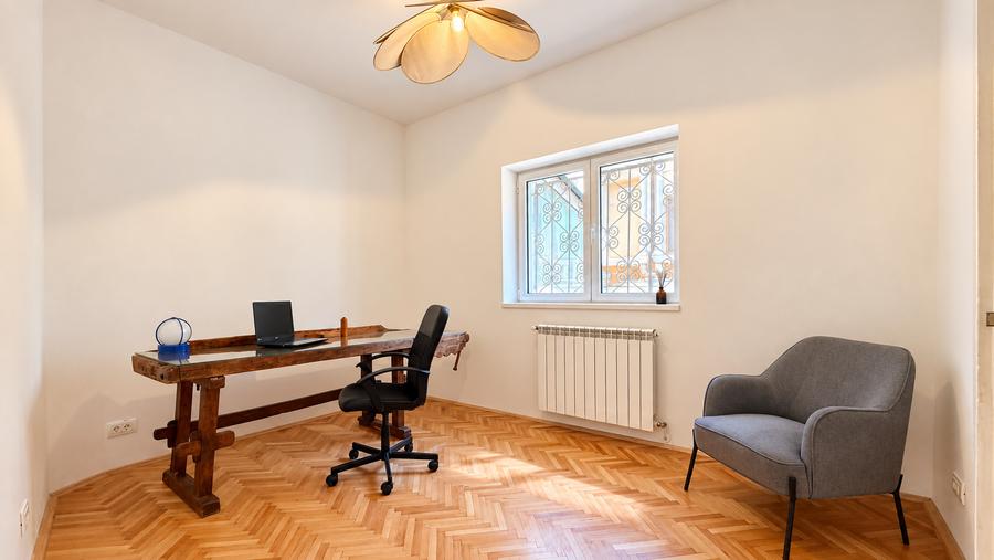 Piesă rară în centrul Capitalei: Apartament de colecție cu cramă boltită și pod