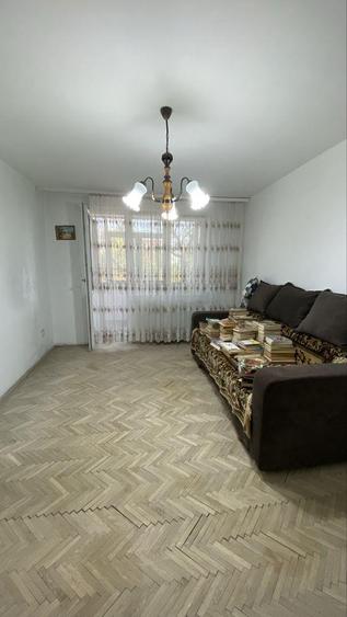 Vând apartament 2 camere semidecomandat, zona Stomatologie, Spital neuropsihiatr