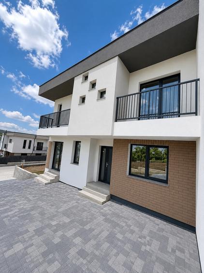 Casă cuplată  de vânzare  in cartier privat, zona Terra