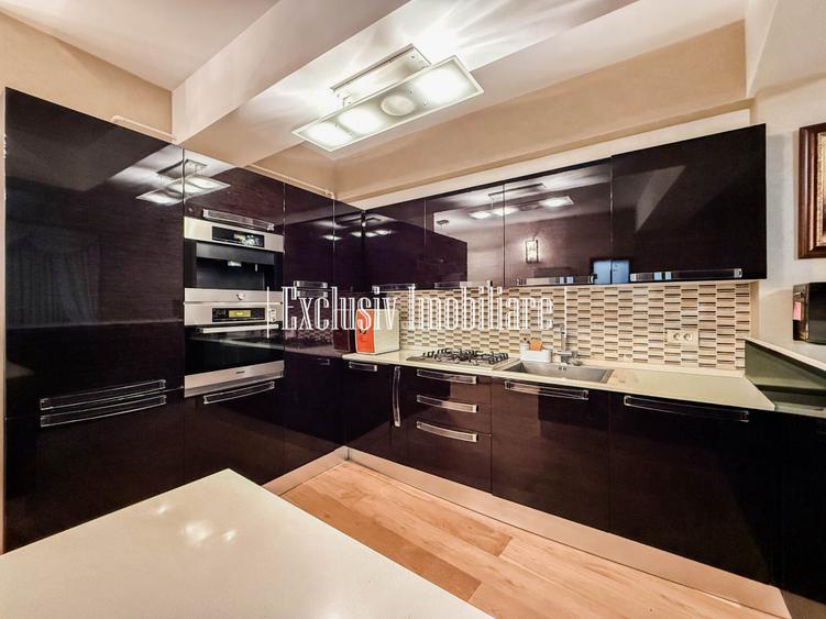 Vedere Frontala la Mare si Plaja la Picioare - Apartament cu Parcare Privata