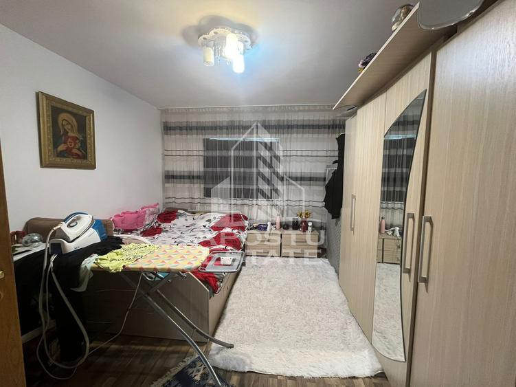 Jumatate de duplex  cu 4 camere si 2 bai, decomandat situat in Utvin