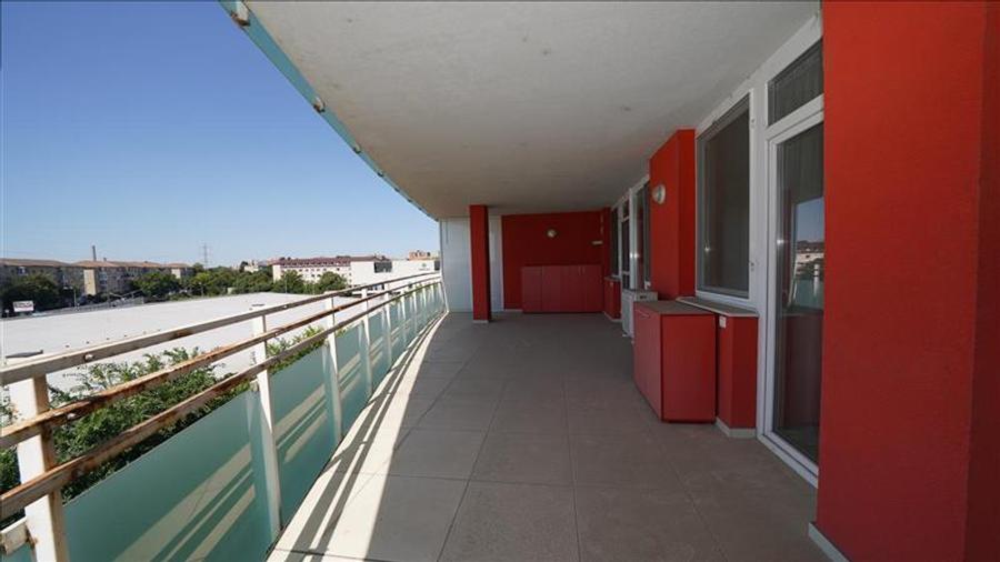 Apartament cu 3 camere, terasa generoasa si doua locuri de parcare, Ared