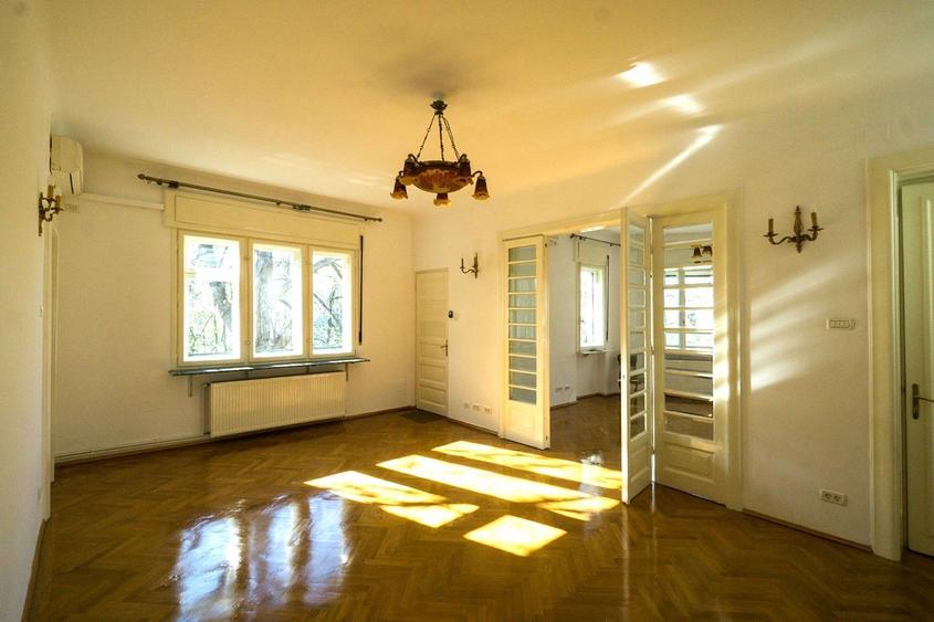 Apartament cu 6 camere si terasa, in vila Art Deco, in Capitale!