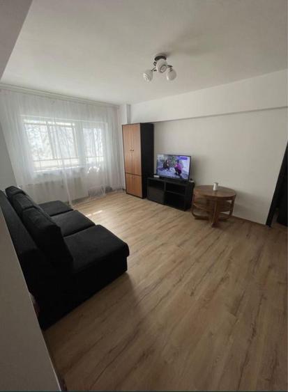 Apartament 3 camere- semidecomandat-zona Panduri