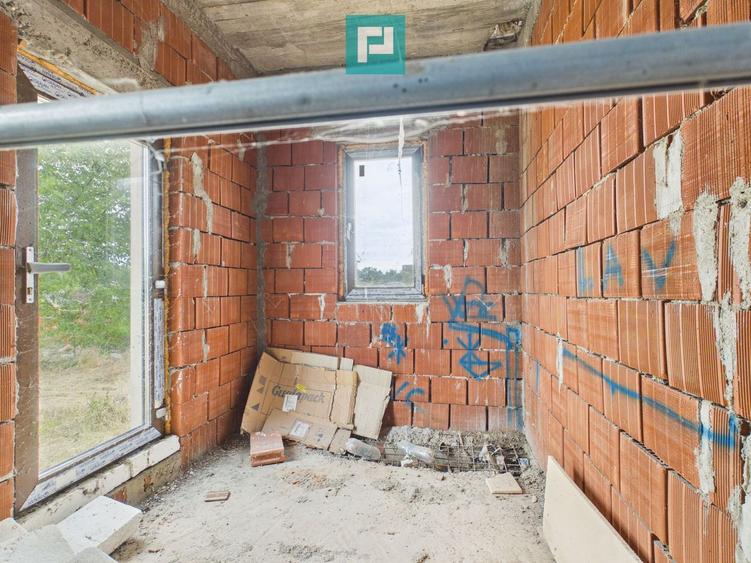Casă la roșu cu etaj și 500 mp teren în Sântana