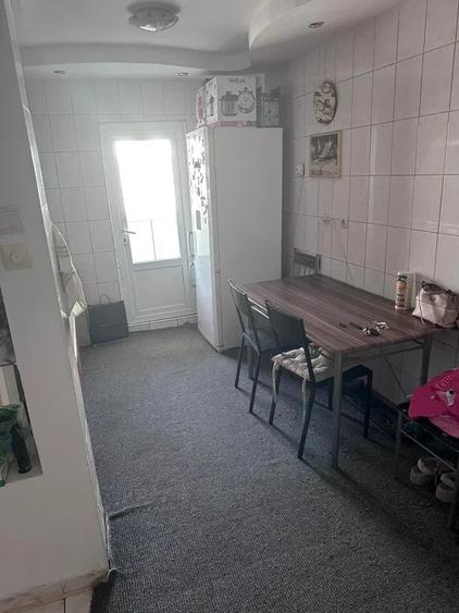 Apartament 3 camere decomandat-Baza 3-etaj intermediar