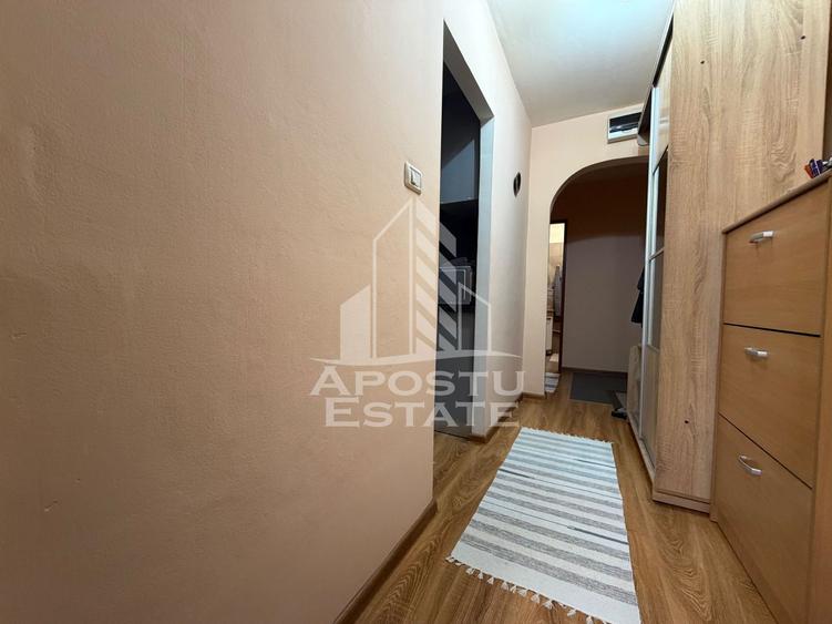 Apartament cu 3 camere, 2 bai, 2 balcoane, etajul 1 , zona Buziasului