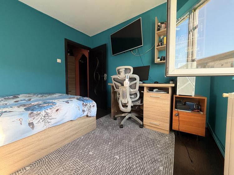 Apartament 4 camere, decomandat mp '70 utili, boxa, 10 mp cu CF etaj 3-Soarelui