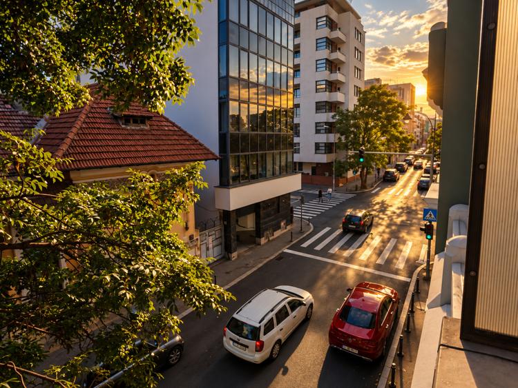 Eminescu - Polona, 4 camere, 144 mp, spatiu office.