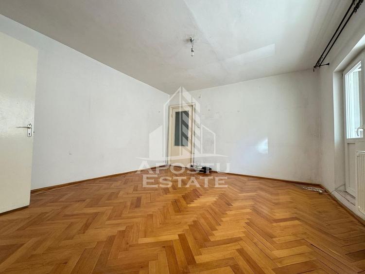 Apartament cu 3 camere, decomantat, etajul 2 , zona Spitalul Judetean