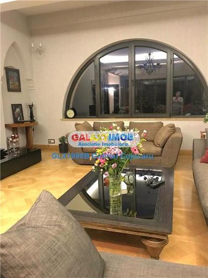 Vila stil florentin pe malul lacului,teren4500mp iesire la lac de 17ml