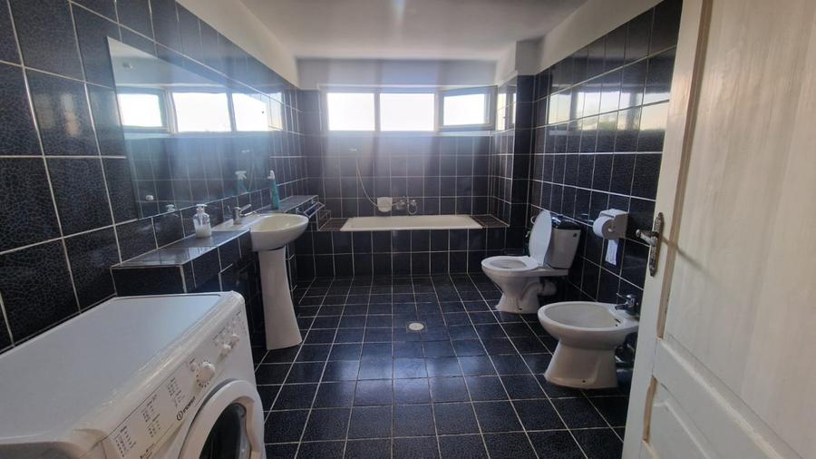 INCHIRIERE Casa individuala D + P + E + M cu 8 Camere 5 Bai 750 mp Teren CETATE