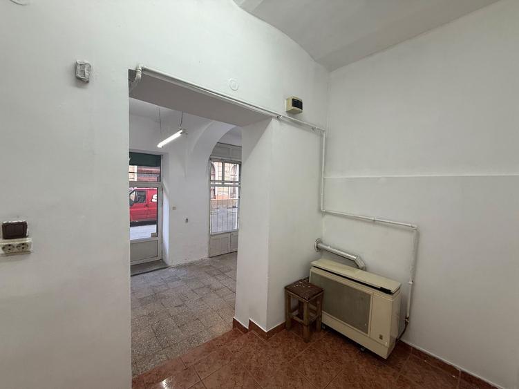 De închiriat spațiu comercial, Ștefan Cicio-Pop