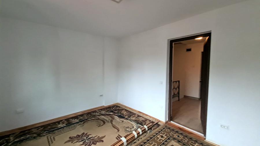 DOUA CASE DE VANZARE - ZONA RACADAU - SINGUR IN CURTE