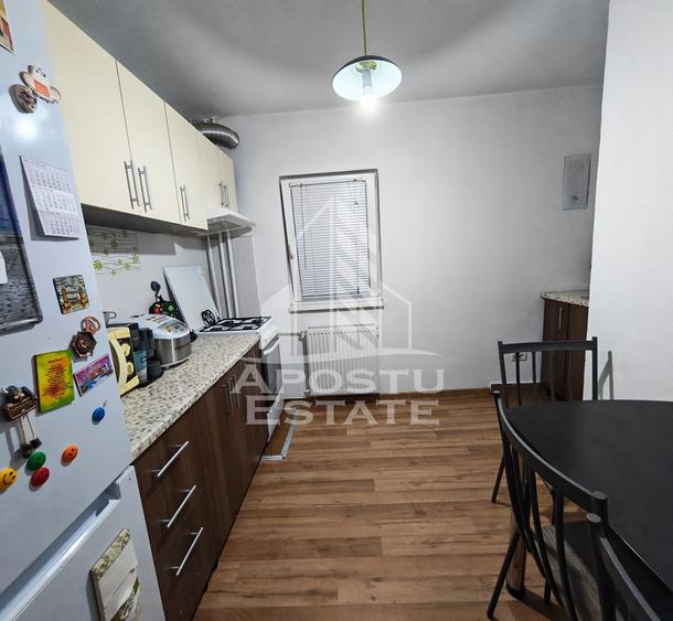Apartament de vanzare cu 3 camere, 2 bai, etajul 2, zona Lipovei