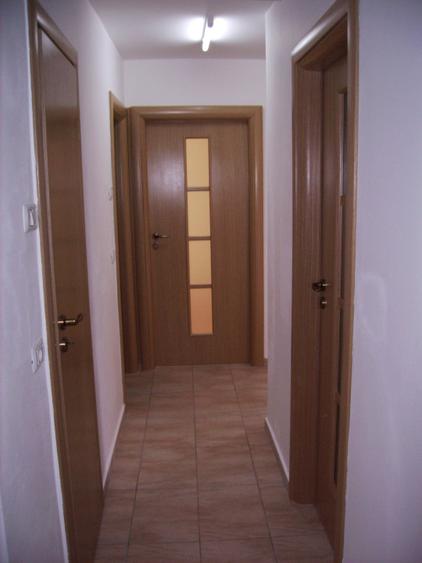 Inchiriez (ofer) apartament 3 camere decomandat , zona centrala , cu parcare